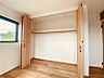 収納：たくさんの洋服をかけることができる収納力と取り出しやすさが魅力のウォークインクローゼット。普段使わない家電やスーツケース、ストック品など何でも片付く嬉しい空間です。