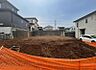 外観：完成前の状態をご覧頂くことで、隣接した環境をしっかりとご確認頂けます。（2026年9月撮影）