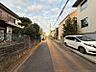 外観：前面道路は整備されており、落ち着いた住宅街に位置しています。（2026年10月撮影）