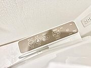 ■温水洗浄で快適、清潔感が保たれるシャワートイレ