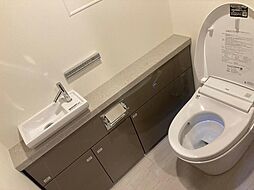 落ち着いた色調のトイレです