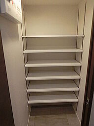 収納もある玄関です