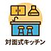 キッチン：キッチンからリビングが見渡せる、つながりを感じる空間設計！料理をしながら、家族の笑顔やくつろぐ様子が見える。オープンな間取りは、毎日の暮らしに安心感と心地よさをもたらします。