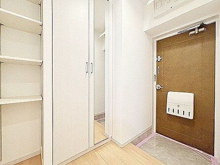 ゆとりある空間設計が際立つ玄関は、開放感と機能性を兼ね備えた上質な佇まい。動線や収納にも配慮された洗練のデザインが、住まいの品格を静かに引き立てます。