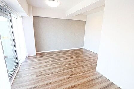 白壁とやわらかな光が調和する、静かなリビング空間。まだ何も置かれていないその余白に、暮らしの気配がゆっくりと満ちていく。そんな“始まりの場所”です。