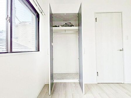 ゆとりあるクローゼットが、衣類だけでなく暮らしの美意識までも美しく整えます。お気に入りの一着も季節のアイテムも、すっと馴染み、身支度の時間が心を整えるひとときに。