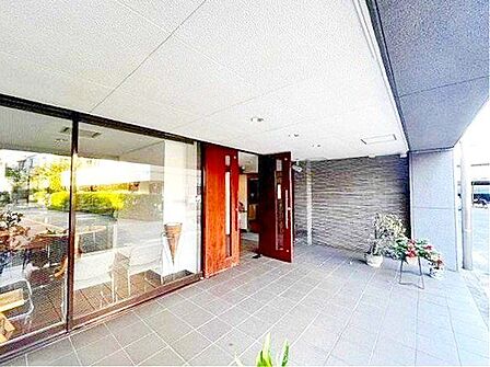 光を多く取り入れた明るいエントランス部分は高級感ある仕上り。将来に亘って誇れる我が家の大事な入り口部分。