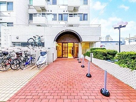 光を多く取り入れた明るいエントランス部分は高級感ある仕上り。将来に亘って誇れる我が家の大事な入り口部分。