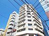 リビング/ダイニング：街に溶け合う美しい景観を生みだしているにも関わらず、採光や風通しを考えて設計された間取り。近隣との視線を考え、街全体で調整される窓位置。住まうご家族の心地よさを最優先しました。