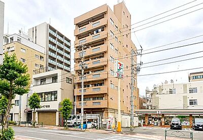 外観:街に溶け合う美しい景観を生みだしているにも関わらず、採光や風通しを考えて設計された間取り。近隣との視線を考え、街全体で調整される窓位置。住まうご家族の心地よさを最優先しました。 外観:街に溶け合う美しい景観を生みだしているにも関わらず、採光や風通しを考えて設計された間取り。近隣との視線を考え、街全体で調整される窓位置。住まうご家族の心地よさを最優先しました。