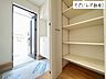 玄関：≪4号棟≫玄関ホールには可動棚付の収納があり、掃除用具なども収納できます。　現地(2025年4月撮影)