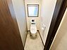 トイレ：シャワー洗浄機能付のトイレは、清潔感が印象的な空間ですね。