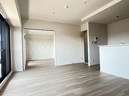 奥の洋室は扉を閉めると個室になります。