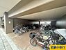 その他：屋根付きの駐輪場を完備。大切な自転車を雨風から守り、快適な毎日をサポートします。通勤・通学にも便利です。