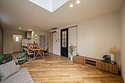 床表面の無垢材とナチュラルテイストの家具が相まって、落ち着く空間を演出しています♪）