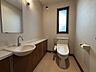 トイレ：手洗いが別についている広々としたトイレです