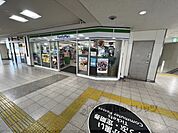 ファミリーマート　近鉄大和高田駅前店まで700メートル