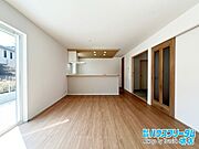 大きくとった窓から明るい光が入ります！