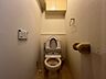 トイレ：白を基調とした空間で、清潔感のあるトイレです。