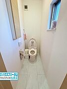 少し奥行きのあるトイレで、圧迫感がありません