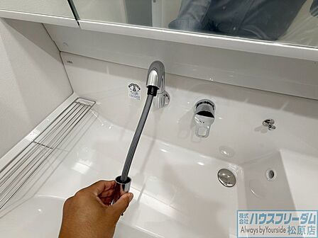 シャワーホースが伸びるので隅々までお掃除できます。