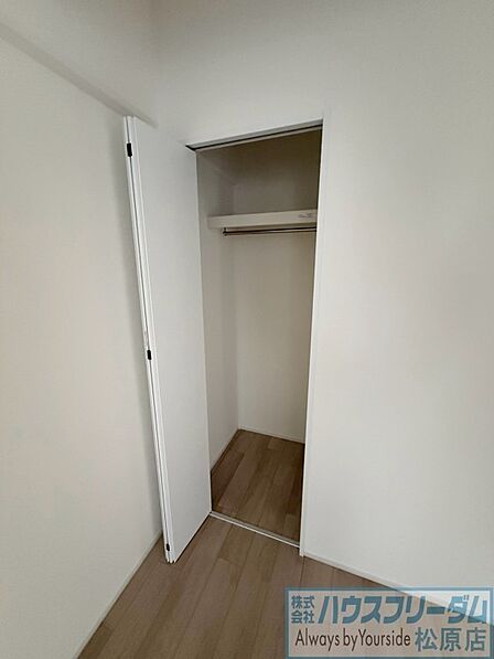 4.7帖洋室の収納はこちら♪