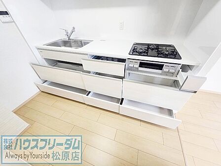 収納豊富なシステムキッチン