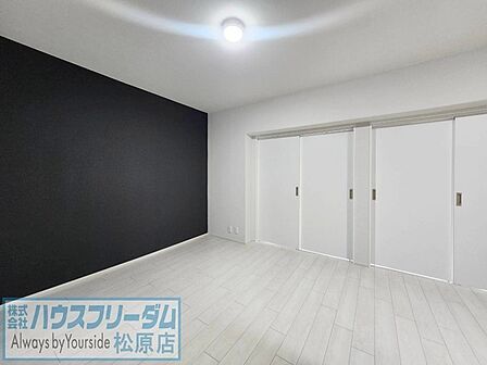 落ち着いたカラーのアクセントクロス♪