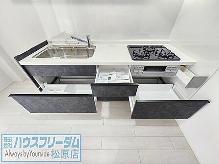 収納豊富なシステムキッチン