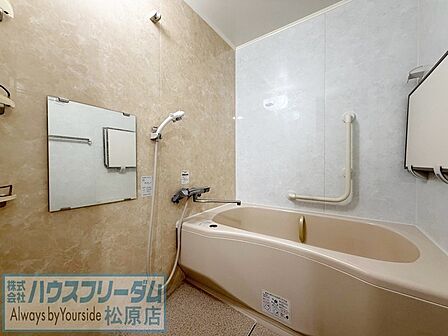 大人がゆったり足を伸ばせるサイズの浴室