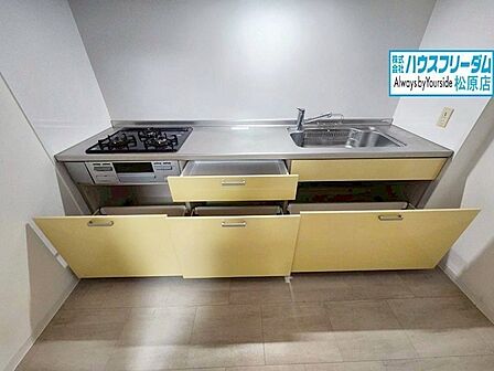 収納豊富で調味料や調理器具もすっきり片付きます。