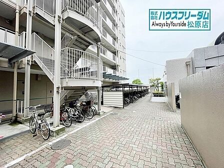 屋根付きの駐輪場がございます。