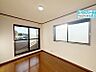 寝室：2面採光の明るいお部屋は子供部屋にぴったりです。