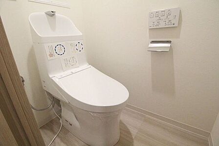 いつも清潔なスペースであってほしいのが毎日使うトイレです。掃除がしやすいのはもちろん、落ち着けるスペースにしたいですね。