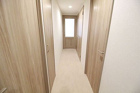 白を基調とした明るい廊下です♪