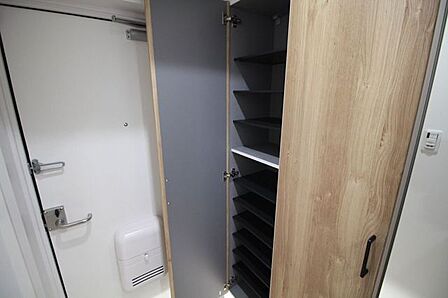 【シューズボックス】完備の玄関スペース。姿見もご用意しておりますので、お出かけや通勤・通学時の身だしなみチェックもバッチリですね♪