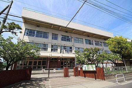 足立区立谷中中学校 820m