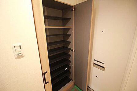 【シューズボックス】玄関には下足棚が付いており、ご家族みんなの靴もすっきりと収納できます♪