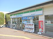 ファミリーマート　近鉄東生駒駅前店まで200メートル