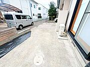 前後で車が駐車されることで、特に奥側の車が見えにくくなり、盗難リスクが軽減される場合があります