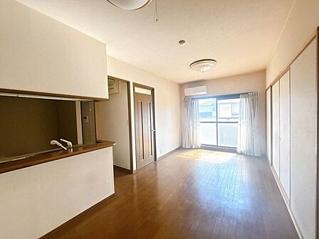 南側に大きな窓があるため、お部屋に光が差し込みます!