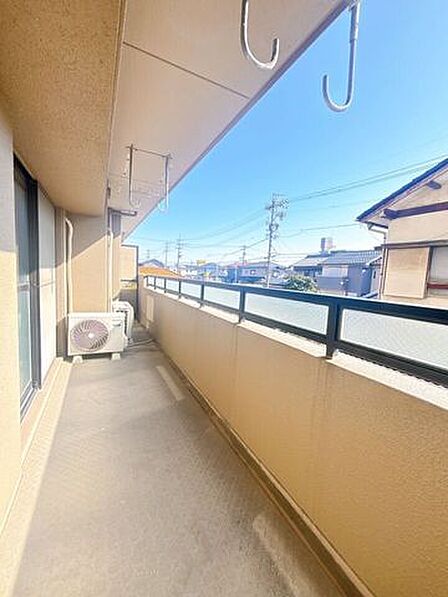 南向きのバルコニーは太陽光をたっぷりと受けられるため、洗濯物が乾きやすく、室内に明るさをもたらします。