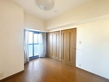 部屋の広さが適度なため、家具の配置やインテリアデザインがしやすく、狭すぎず広すぎない居心地の良い空間を作れます。