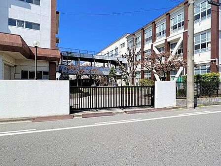 北部中学校【北部中学校】約540人規模の中学校。「WE LOVE 北中」を合言葉に、知・徳・体の調和を大切にし、社会でよりよく生きていく力を身につけた魅力ある生徒の育成に取り組んでいます。 1400m
