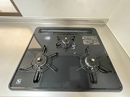 【三口コンロ】三口コンロは大人数分の料理を手早く準備する際に便利です。大家族の方やパーティーやイベントのときにも活躍します。さらに強火、中火、弱火を使い分けて、それぞれに適した調理ができます。