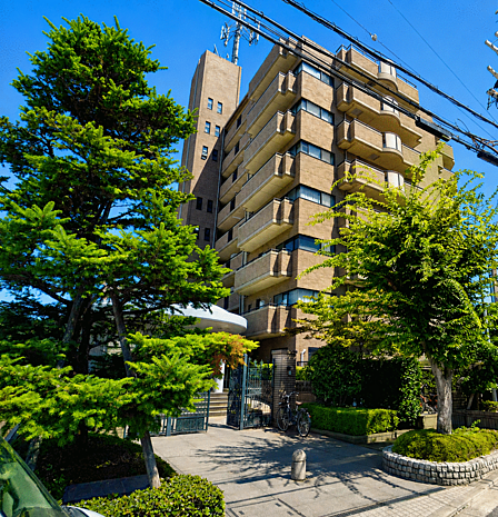 9階建ての「イトーピア泉北深井」。7階部分の角部屋で、開放感のある住まいです。周辺の街並みを見渡せる眺望も魅力です。