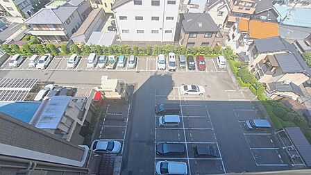 駐車場は空きあり!月額9,000円で利用可能です。お車をお持ちのご家庭にもおすすめです。