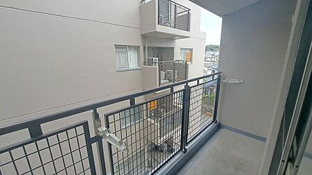 陽当たりを感じながら過ごせるバルコニースペースです。