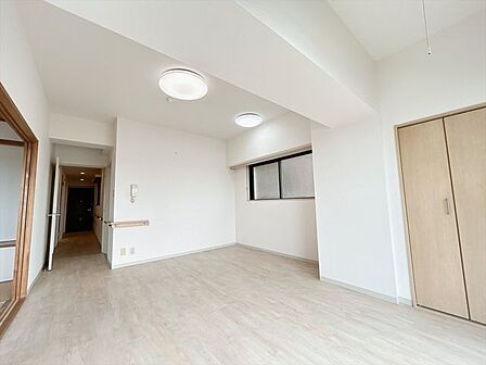 【リビング】リフォーム中 8/23現在。約13帖のLDKです。角部屋なので安心して生活できそうですね。