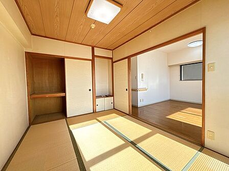 【和室】リフォーム中。6畳の和室。LDKと隣接しており広いスペースとしてお使いいただけます。
